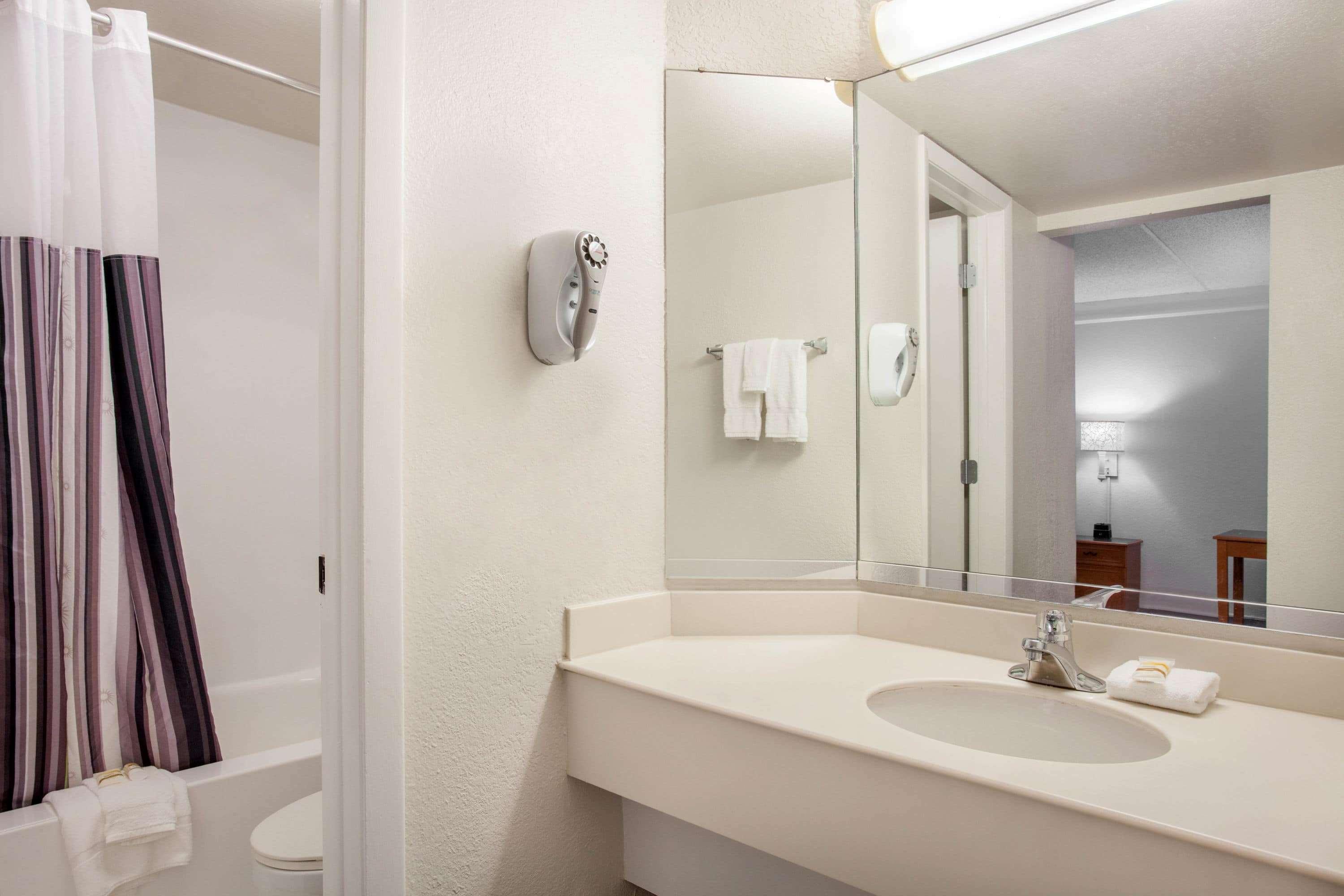 Baymont By Wyndham Fort Myers Central Exterior photo