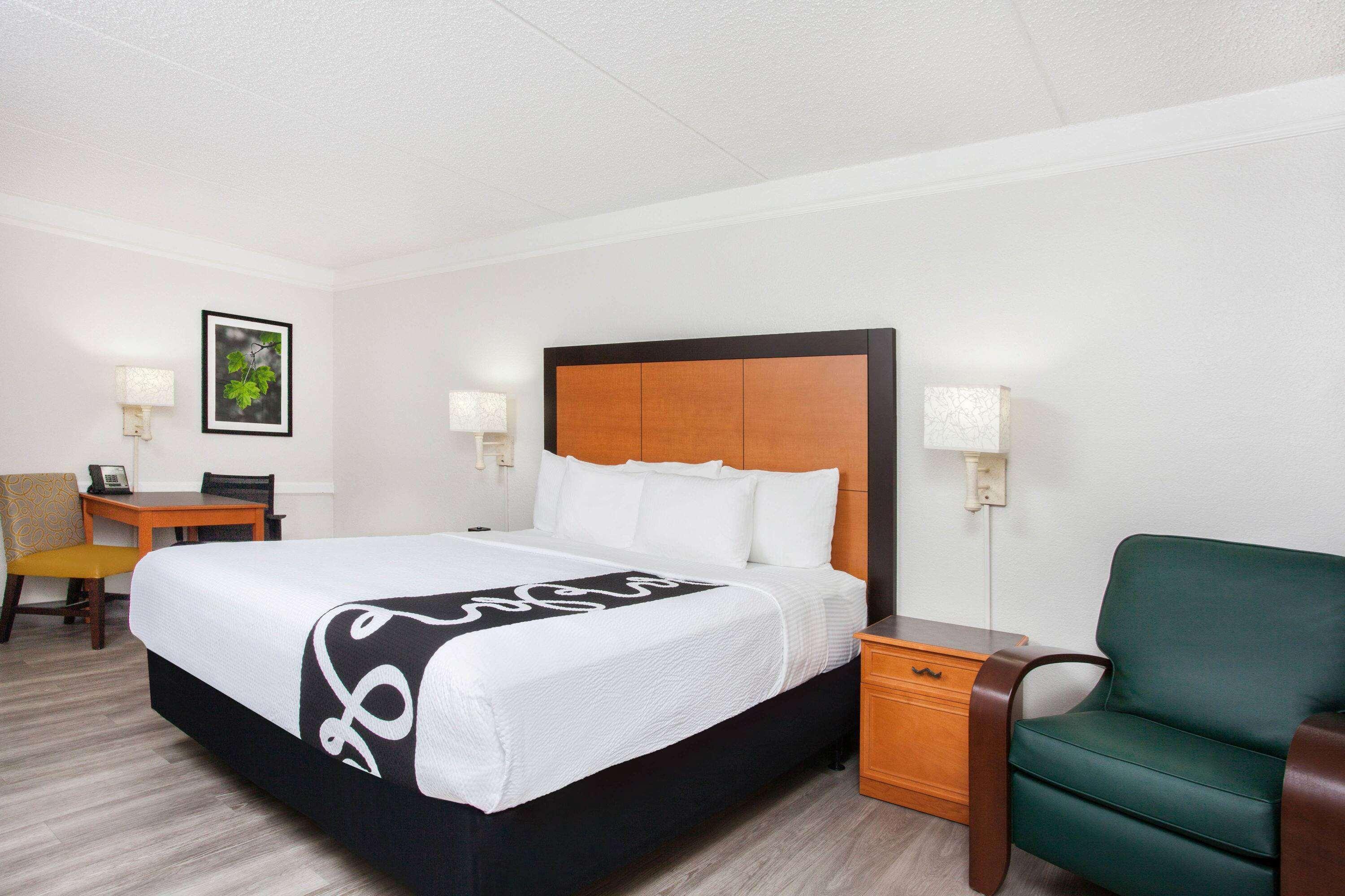 Baymont By Wyndham Fort Myers Central Exterior photo